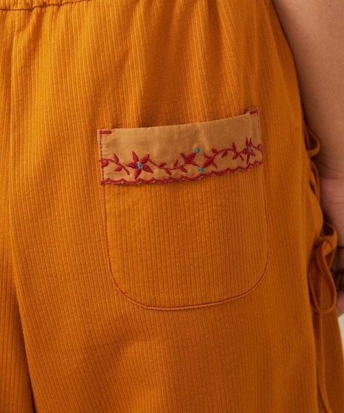 Jocomomola(ホコモモラ)の「Hiedra 刺繍入りレースアップワイドパンツ(その他パンツ・レディース・サンドベージュ/ネイビー・40)」の10枚目の写真