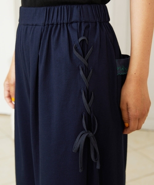Jocomomola(ホコモモラ)の「Hiedra 刺繍入りレースアップワイドパンツ(その他パンツ・レディース・サンドベージュ/ネイビー・40)」の13枚目の写真