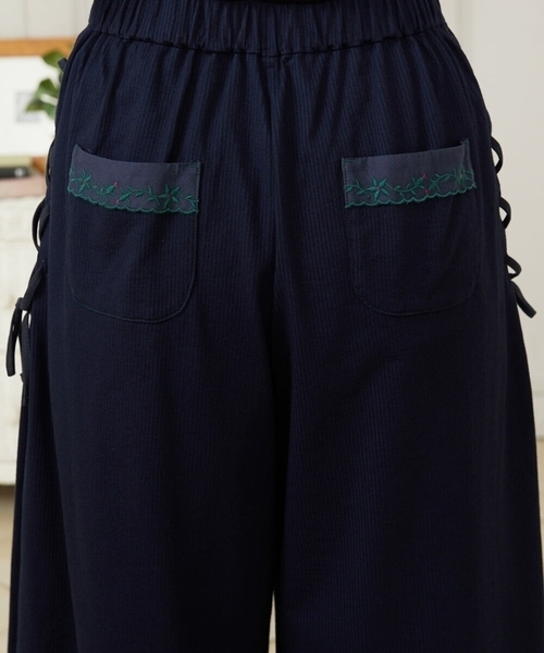 Jocomomola(ホコモモラ)の「Hiedra 刺繍入りレースアップワイドパンツ(その他パンツ・レディース・サンドベージュ/ネイビー・40)」の14枚目の写真