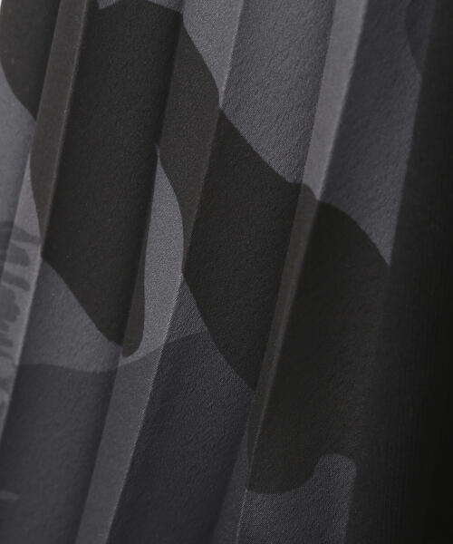 AVIREX(アヴィレックス)の「PLEATED CAMO MIX GATHER POCKET ONE PIECE/プリーツカモミックスギャザーポケットワンピース(ワンピース・レディース・ブラック/オリーブ系/ブラウン・F)」の11枚目の写真