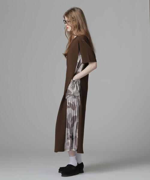 AVIREX(アヴィレックス)の「PLEATED CAMO MIX GATHER POCKET ONE PIECE/プリーツカモミックスギャザーポケットワンピース(ワンピース・レディース・ブラック/オリーブ系/ブラウン・F)」の5枚目の写真