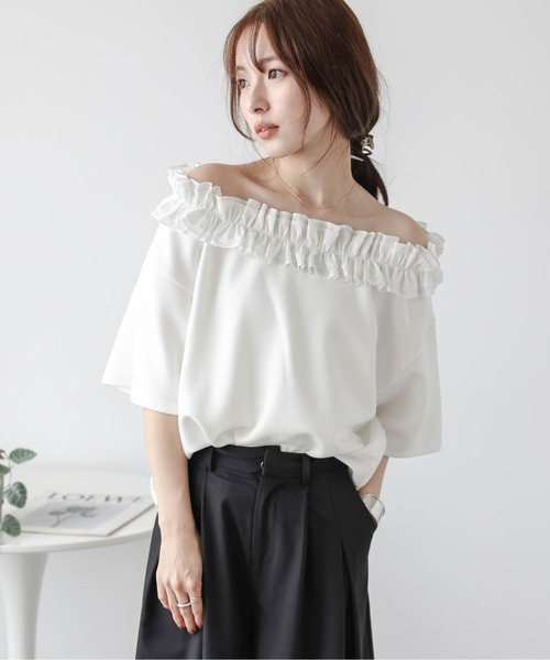 AMELY(エミリー)の「フリルオフショルダープルオーバー(Tシャツ/カットソー・レディース・グレー/ブラック/ホワイト・フリー)」の1枚目の写真