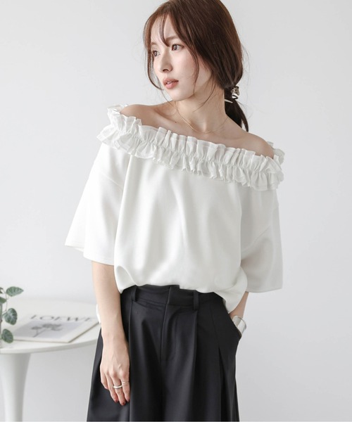 AMELY(エミリー)の「フリルオフショルダープルオーバー(Tシャツ/カットソー・レディース・グレー/ブラック/ホワイト・フリー)」の4枚目の写真