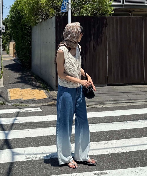 AS KNOW AS plus（アズノゥアズプラス）の「●アソートデザイン ワイドカーブデニムパンツ（オーバーダイ・ビジュー・グラデーション）（デニムパンツ・レディース・グレー系/サックスブルー系/ブラック系/ブルー系/ブラック系1/カモフラージュ・FREE）」の8枚目の写真