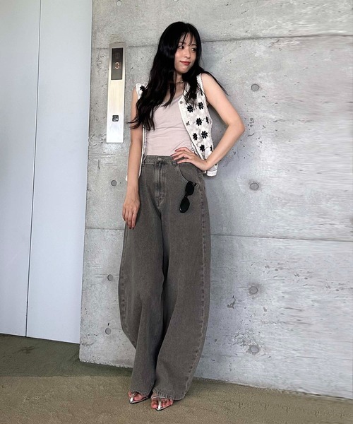 AS KNOW AS plus（アズノゥアズプラス）の「●アソートデザイン ワイドカーブデニムパンツ（オーバーダイ・ビジュー・グラデーション）（デニムパンツ・レディース・グレー系/サックスブルー系/ブラック系/ブルー系/ブラック系1/カモフラージュ・FREE）」の20枚目の写真