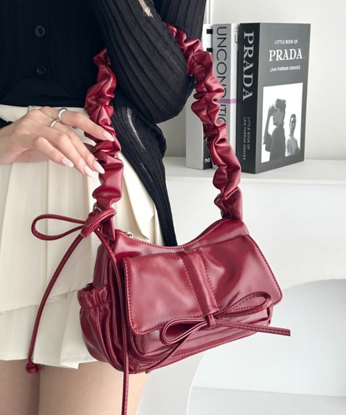 wears(ウェアーズ)の「ギャザーショルダーリボンバッグ(ショルダーバッグ・レディース・レッド/ブラック/アイボリー/シルバー・FREE)」の4枚目の写真