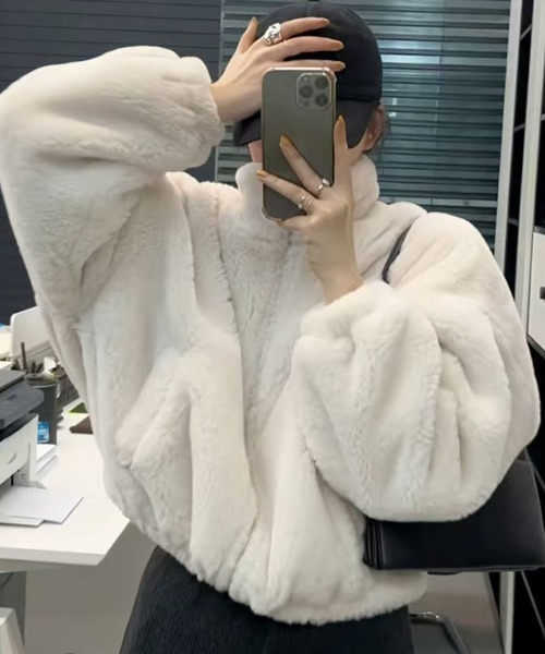 SallyLunn(サリーラン)の「もこもこスタンドカラーブルゾン(ブルゾン・レディース・ベージュ/ホワイト/ブラック・MEDIUM/LARGE)」の1枚目の写真