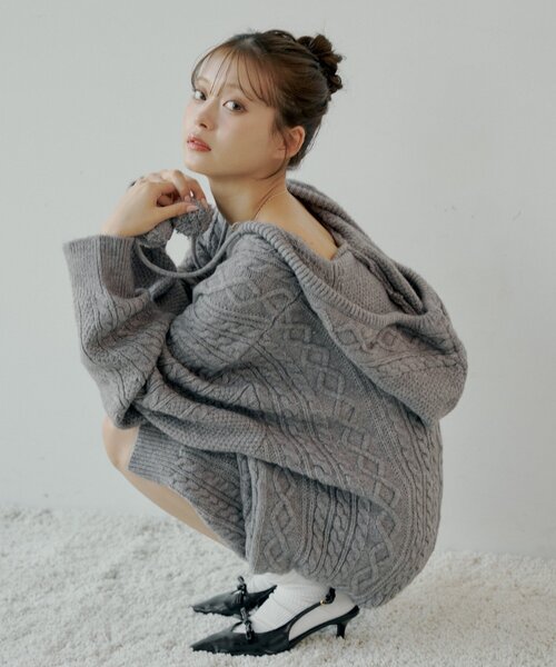 Chico（チコ）の「フードケーブルミニニットワンピース（ワンピース・レディース・ブラウン/グレー/アイボリー・FREE）」の2枚目の写真