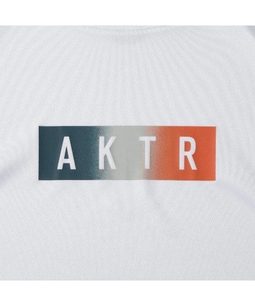 AKTR(アクター)の「AKTR FADE BOX LOGO L/S SPORTS TEE(アクター フェード ボックス ロゴ ロングスリーブ スポーツ Tシャツ)(Tシャツ/カットソー・メンズ・ホワイト系/ブラック系/ブルー系・MEDIUM/LARGE/X-LARGE/XX-LARGE)」の5枚目の写真