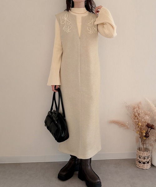 junoah(ジュノア)の「コード刺繍キーネックワンピース(ワンピース・レディース・ライトベージュ/ブラック/ブラウン・LARGE/MEDIUM/SMALL)」の1枚目の写真