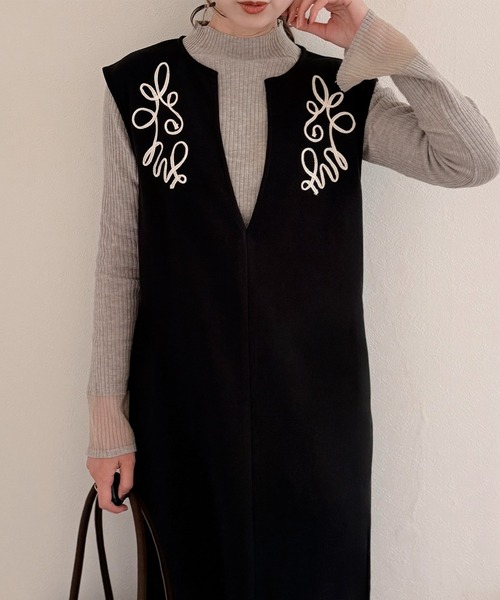 junoah(ジュノア)の「コード刺繍キーネックワンピース(ワンピース・レディース・ライトベージュ/ブラック/ブラウン・LARGE/MEDIUM/SMALL)」の2枚目の写真