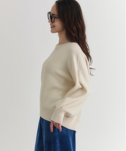 Right-on(ライトオン)の「HONEYSUCKLE ROSE(ハニーサックルローズ)【レディース】もちもちオフショルダーセーター(ニット/セーター・レディース・ブルー/オフホワイト/ブラック・L/M/S)」の9枚目の写真