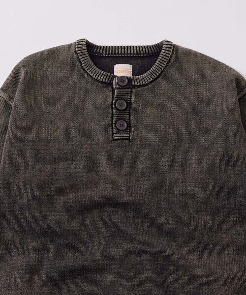 WHO'S WHO gallery（フーズフーギャラリー）の「【KOOKY'N】ピグメント加工ヘンリーネックニット（ニット/セーター・メンズ・ブラック/ネイビー・SMALL/MEDIUM）」の6枚目の写真