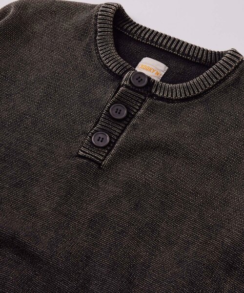 WHO'S WHO gallery（フーズフーギャラリー）の「【KOOKY'N】ピグメント加工ヘンリーネックニット（ニット/セーター・メンズ・ブラック/ネイビー・SMALL/MEDIUM）」の7枚目の写真