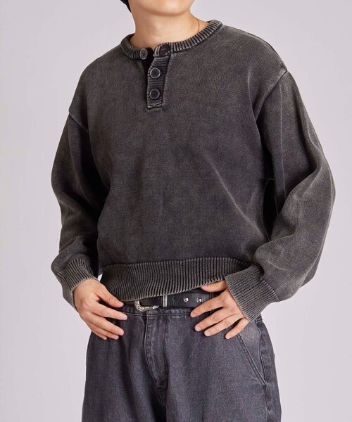 WHO'S WHO gallery（フーズフーギャラリー）の「【KOOKY'N】ピグメント加工ヘンリーネックニット（ニット/セーター・メンズ・ブラック/ネイビー・SMALL/MEDIUM）」の9枚目の写真