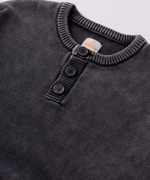 WHO'S WHO gallery（フーズフーギャラリー）の「【KOOKY'N】ピグメント加工ヘンリーネックニット（ニット/セーター・メンズ・ブラック/ネイビー・SMALL/MEDIUM）」の16枚目の写真
