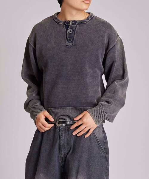 WHO'S WHO gallery（フーズフーギャラリー）の「【KOOKY'N】ピグメント加工ヘンリーネックニット（ニット/セーター・メンズ・ブラック/ネイビー・SMALL/MEDIUM）」の18枚目の写真