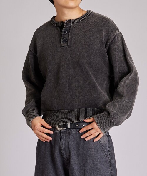 WHO'S WHO gallery（フーズフーギャラリー）の「【KOOKY'N】ピグメント加工ヘンリーネックニット（ニット/セーター・メンズ・ブラック/ネイビー・SMALL/MEDIUM）」の2枚目の写真