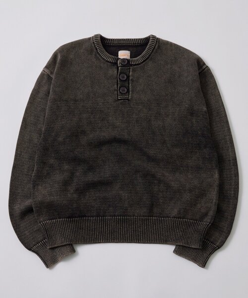 WHO'S WHO gallery（フーズフーギャラリー）の「【KOOKY'N】ピグメント加工ヘンリーネックニット（ニット/セーター・メンズ・ブラック/ネイビー・SMALL/MEDIUM）」の3枚目の写真