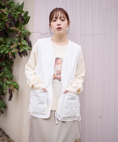 meeny miny(ミーニーマイニー)の「" ペンギン「まなつ」モデル ” Vカラー中綿ベスト(その他アウター・レディース・アイボリー/ブラック・S-M/M-L)」の2枚目の写真