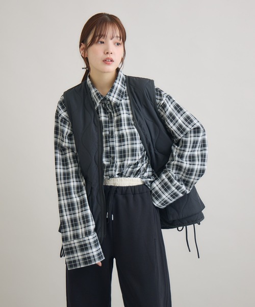 meeny miny(ミーニーマイニー)の「" ペンギン「まなつ」モデル ” Vカラー中綿ベスト(その他アウター・レディース・アイボリー/ブラック・S-M/M-L)」の1枚目の写真