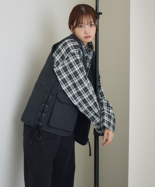 meeny miny(ミーニーマイニー)の「" ペンギン「まなつ」モデル ” Vカラー中綿ベスト(その他アウター・レディース・アイボリー/ブラック・S-M/M-L)」の6枚目の写真