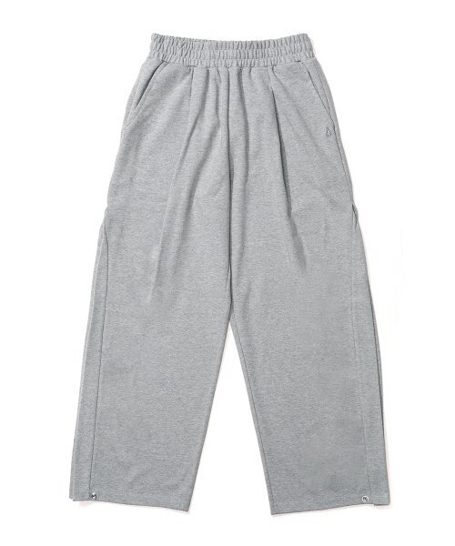 GAKKAI UNIONS(ガッカイユニオンズ)の「ワンタックスナップバルーンパンツグレー(スウェットパンツ・レディース・その他・LARGE/SMALL/MEDIUM)」の2枚目の写真