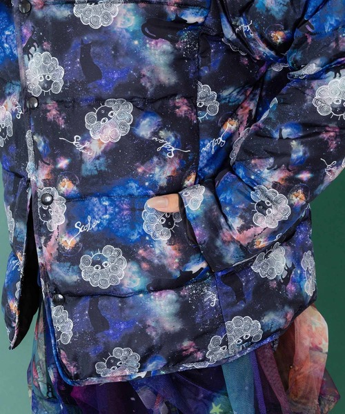 ScoLar（スカラー）の「153691：スカラーちゃん×宇宙×ネコ柄リバーシブル中綿ブルゾン（ブルゾン・レディース・ブラック・M）」の7枚目の写真