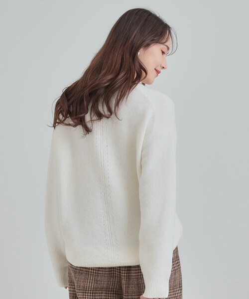 SHOO・LA・RUE（シューラルー）の「【洗濯機可】選べる８色で色違いも欲しくなる ふんわりゆるニット（ニット/セーター・レディース・ライトパープル/グリーン/オフホワイト/ピンク系/オレンジ/イエロー/ライトグレー/ライトブルー・01/03/04/02）」の10枚目の写真