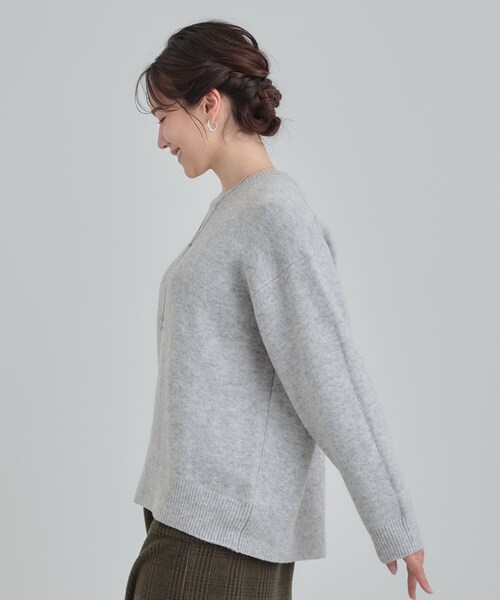 SHOO・LA・RUE（シューラルー）の「【洗濯機可】選べる８色で色違いも欲しくなる ふんわりゆるニット（ニット/セーター・レディース・ライトパープル/グリーン/オフホワイト/ピンク系/オレンジ/イエロー/ライトグレー/ライトブルー・01/03/04/02）」の14枚目の写真