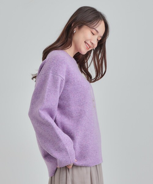 SHOO・LA・RUE(シューラルー)の「【洗濯機可】お気に入りカラーを身にまとって ふんわりゆるニット(ニット/セーター・レディース・ライトパープル/グリーン/オフホワイト/ピンク系/オレンジ/イエロー/ライトグレー/ライトブルー・01/03/04/02)」の21枚目の写真
