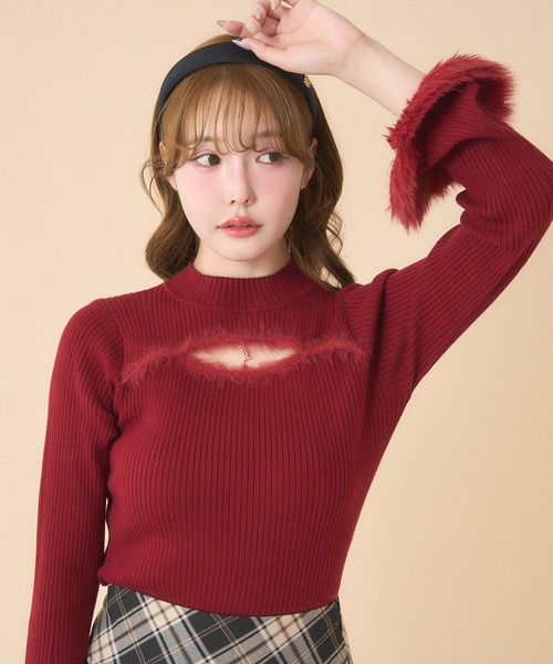 one after another NICE CLAUP（ワンアフターアナザーナイスクラップ）の「チャーム付き胸開きニットトップス（ニット/セーター・レディース・ブラック/オフホワイト/レッド・FREE）」の3枚目の写真