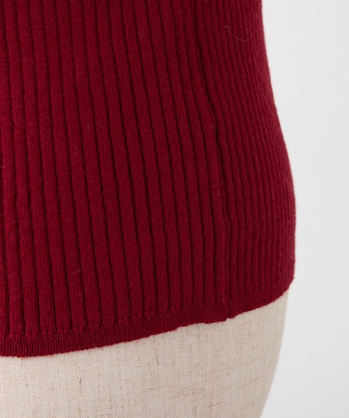 one after another NICE CLAUP（ワンアフターアナザーナイスクラップ）の「チャーム付き胸開きニットトップス（ニット/セーター・レディース・ブラック/オフホワイト/レッド・FREE）」の20枚目の写真