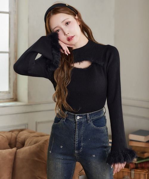 one after another NICE CLAUP（ワンアフターアナザーナイスクラップ）の「チャーム付き胸開きニットトップス（ニット/セーター・レディース・ブラック/オフホワイト/レッド・FREE）」の6枚目の写真