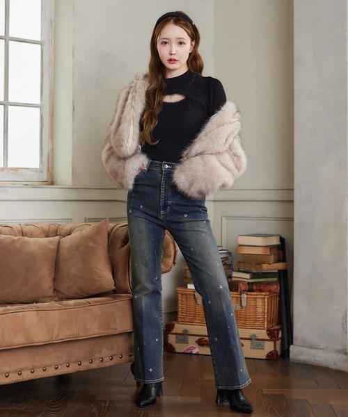 one after another NICE CLAUP（ワンアフターアナザーナイスクラップ）の「チャーム付き胸開きニットトップス（ニット/セーター・レディース・ブラック/オフホワイト/レッド・FREE）」の7枚目の写真