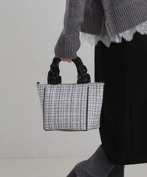 SHOO・LA・RUE（シューラルー）の「フリルハンドルツイードトートバッグ（トートバッグ・レディース・ネイビー/オフホワイト/ブラック・00）」の2枚目の写真