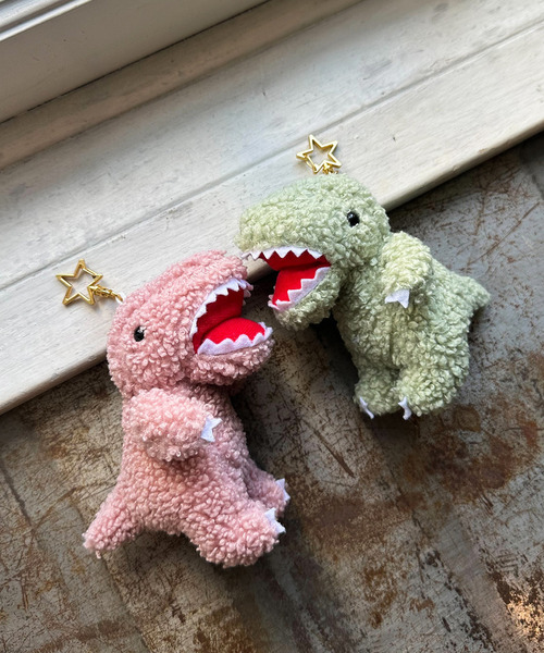 DOUBLE NAME（ダブルネーム）の「【m:rex】もこもこ恐竜ぬいぐるみキーホルダー（キーホルダー・レディース・ピンク/グリーン・FREE）」の4枚目の写真