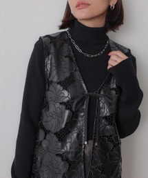 Floran（フローラン）の「合皮刺繍レースベスト（ベスト）」