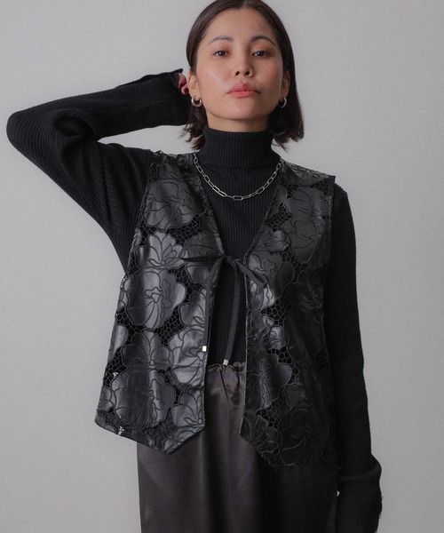 Floran（フローラン）の「合皮刺繍レースベスト（ベスト・レディース・ブラウン/ブラック・FREE）」の3枚目の写真