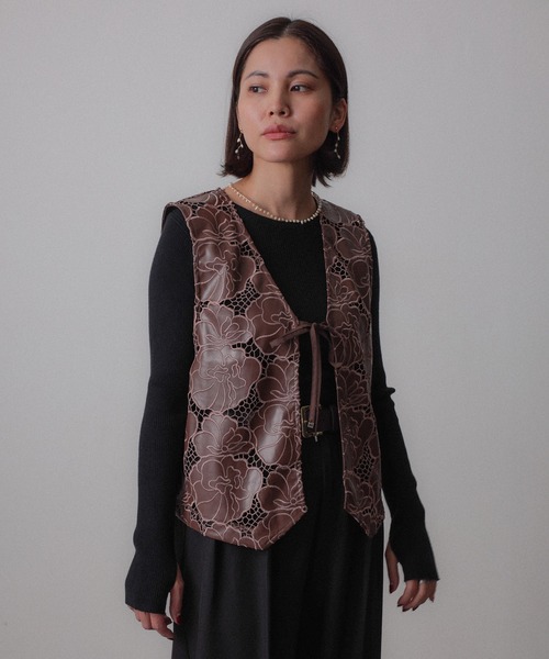Floran（フローラン）の「合皮刺繍レースベスト（ベスト・レディース・ブラウン/ブラック・FREE）」の6枚目の写真