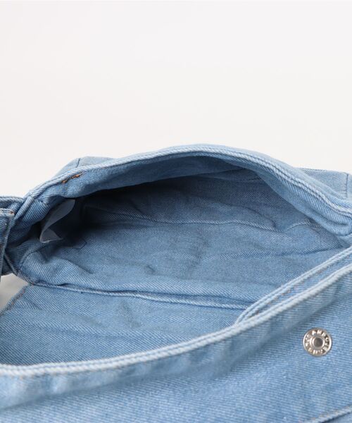 SNOOPY×OLD BETTY'S（スヌーピーカケルオールドベティーズ）の「SNP Remade Denim 2Way Pouch（ボディバッグ/ウエストポーチ・レディース・ブルー・FREE）」の13枚目の写真