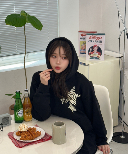 AMOU(アモウ)の「Triple Star Semi Crop Hoodie BLACK(パーカー・レディース・その他・1/2)」の2枚目の写真