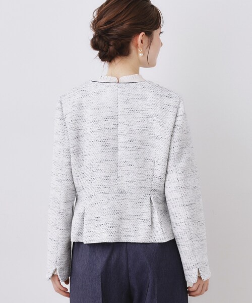 couture brooch（クチュールブローチ）の「【ハレの日・通勤】カルゼスラブツイードジャケット（ノーカラージャケット・レディース・アイボリー/ブルー系その他・36/42/38/40）」の9枚目の写真