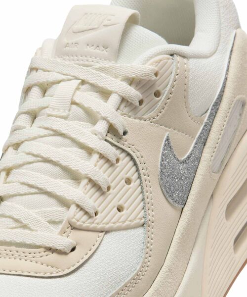 NIKE(ナイキ)の「エア マックス 90 LV8 SE ウィメンズシューズ / Air Max 90 LV8 SE Women's Shoes IR0799-133 Sail(スニーカー・レディース・クリーム・23/23.5/24/24.5/25/25.5/26/22/22.5)」の3枚目の写真