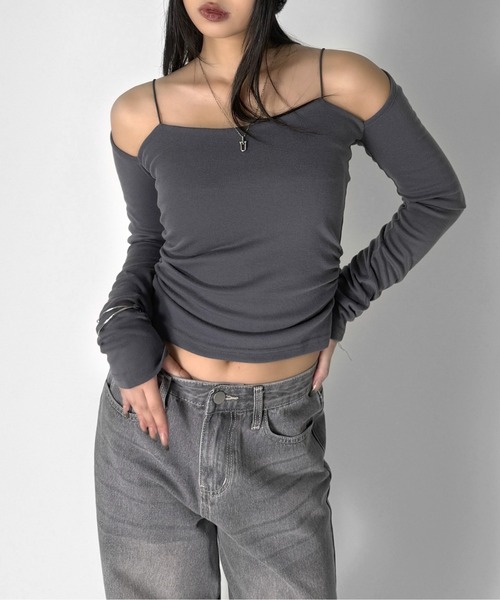 LVEU.(ラブユ.)の「【LVEU.】ストラップデザイントップス / トップス カットソー ストラップ キャミ付き ストレッチ 長袖 オフショル サイドギャザー シャーリング シンプル ブラック ホワイト グレー ZOZOTOWN限定(Tシャツ/カットソー・レディース・ホワイト/グレー/ブラック・FREE)」の2枚目の写真