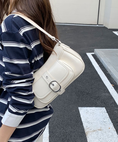 Chiina(チーナ)の「Chiina / 6色展開 2way センターベルトデザイン ショルダーバック(ショルダーバッグ・レディース・シルバー/キャメル/レッド/ブラウン/ホワイト/ブラック・FREE)」の3枚目の写真