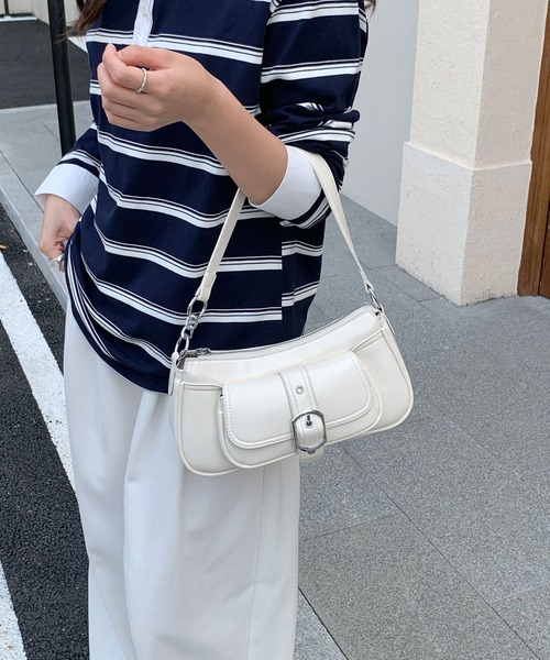 Chiina(チーナ)の「Chiina / 6色展開 2way センターベルトデザイン ショルダーバック(ショルダーバッグ・レディース・シルバー/キャメル/レッド/ブラウン/ホワイト/ブラック・FREE)」の8枚目の写真