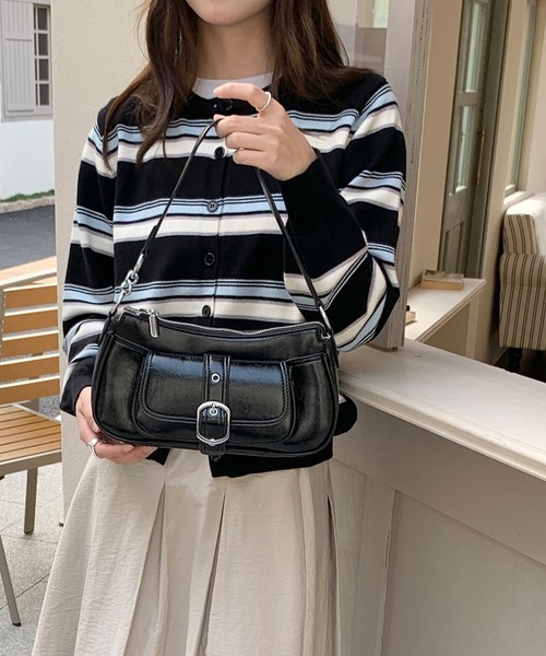 Chiina(チーナ)の「Chiina / 6色展開 2way センターベルトデザイン ショルダーバック(ショルダーバッグ・レディース・シルバー/キャメル/レッド/ブラウン/ホワイト/ブラック・FREE)」の12枚目の写真