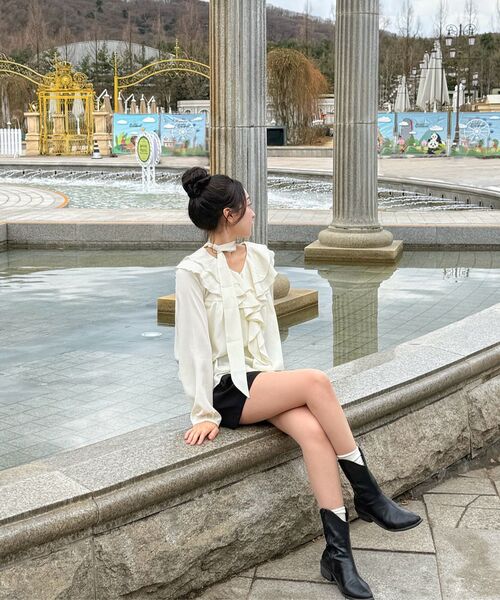 MICANE(ミケーネ)の「マリポサリングルラッフルブラウス(シャツ/ブラウス・レディース・クリーム/ブラック・LARGE/MEDIUM/SMALL/X-LARGE)」の14枚目の写真