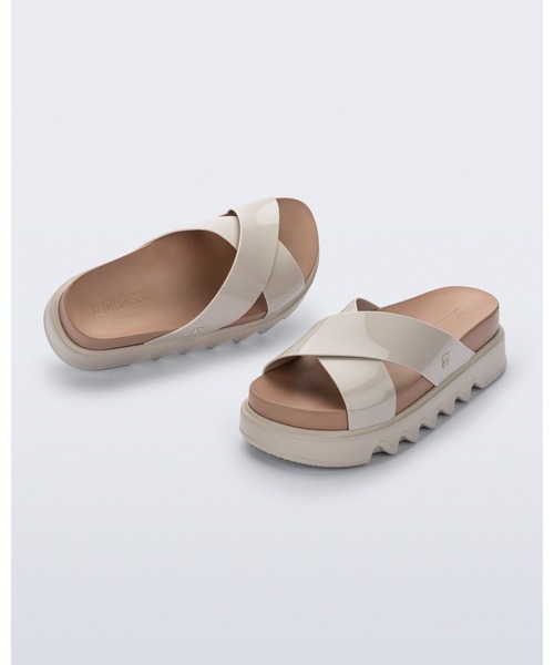 melissa(メリッサ)の「MELISSA COZY CROSS PLATFORM AD(サンダル・レディース・ベージュ/ブラック・39/35-36/38/37)」の2枚目の写真